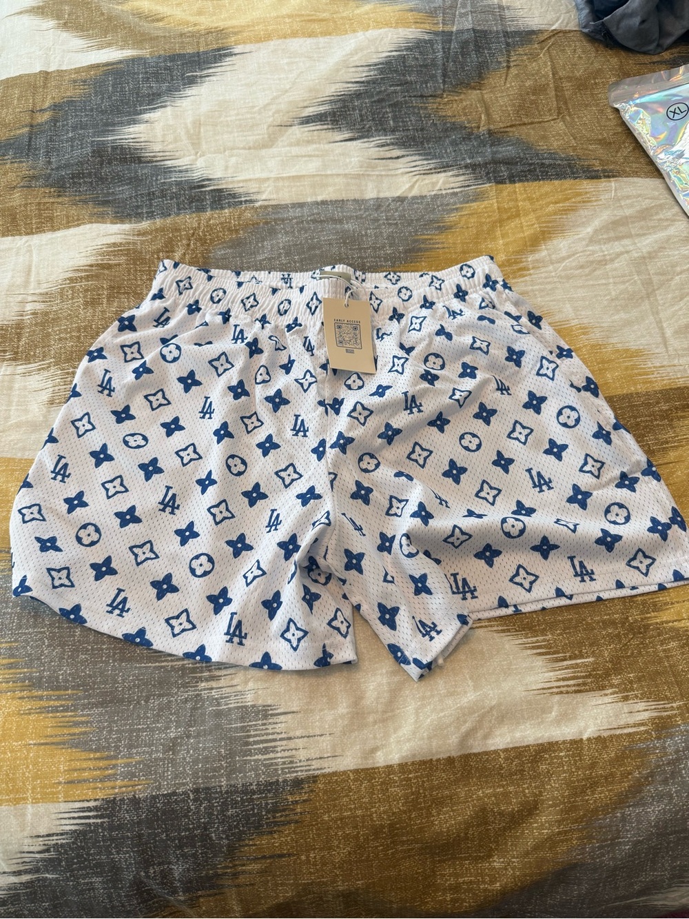 Bravest Studios White & Blue Patterned Athletic Shorts size 2X